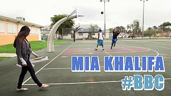 Mia Khalifa的继母与大黑屌的跨种族三人行满足了