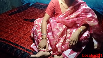 A Bengali housewife in a red saree gets fucked hard by an amateur (Localsex31) in this explicit video