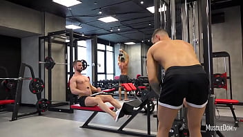 Gay muscle men nakedly pumping in a difficulty gym