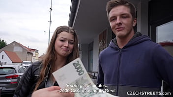 CzechStreets的男人让他的伴侣为了钱和另一个男人做爱