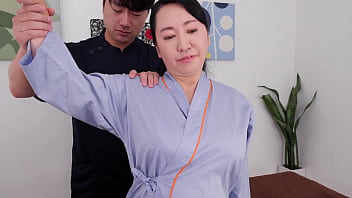 Ashikawa的Yuko乳房按摩在按摩诊所里让成熟女人疯狂