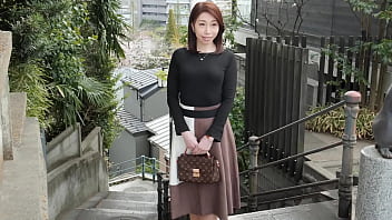 成熟已婚女人的第一次拍摄:Miharu Hisamatsu的感性技巧展示