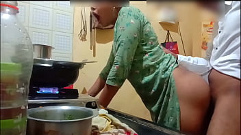 Indian MILF gets intimate during meal preparation