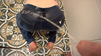 Amateur milf fulfills pee fetish in homemade video